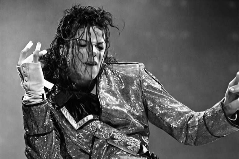 Nejmladší syn Michaela Jacksona slaví 24. Podoba s králem popu bere dech, aktuálně ale řeší spory s babičkou