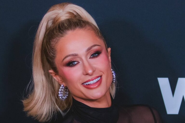 Paris Hilton slaví 45. Manžel jí koupil tryskáč, shořel jim dům a nová hypotéka je 6 milionů měsíčně