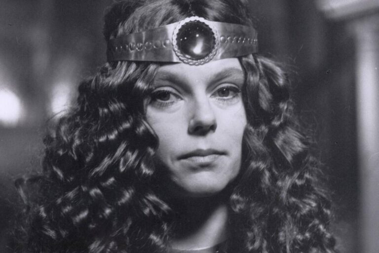 Kytičky, zvířátka a boj s alkoholem. Lenka Kořínková slaví 70 a chce Čechy učit anglicky jen selským rozumem