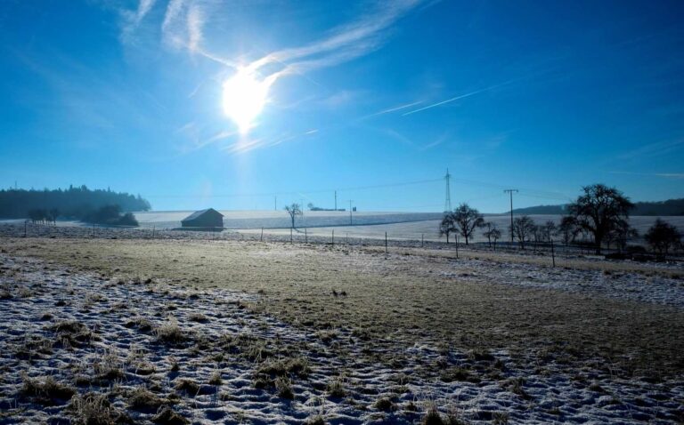Teplotní skok mění víkendové plány. Zima zkusí poslední úder