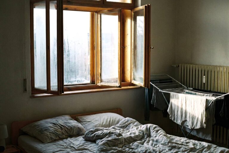 Otevřít v zimě okno jednou nestačí. Odborníci varují před větráním, které mění ložnici v líheň plísní