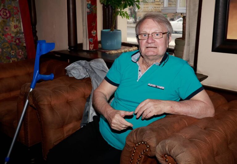 Jiří Adamec jako český Bruce Willis. Režisér slaví 78, bojuje s frontotemporální demencí a je v opatrovnictví obce