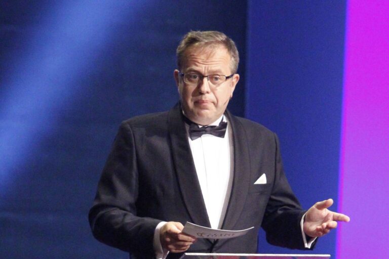 Česká televize potvrdila náhradu za Václava Moravce. V neděli nastoupí dvojice Dolanský a Kofroňová