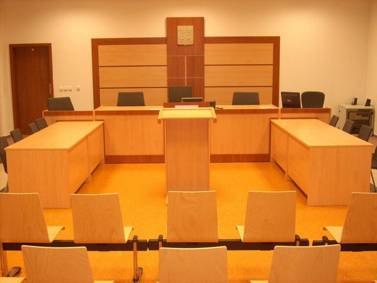 Herec Durkáč z Rodinných případů jde na 10 let do vězení. Vinu za ubití partnera házel na svou matku