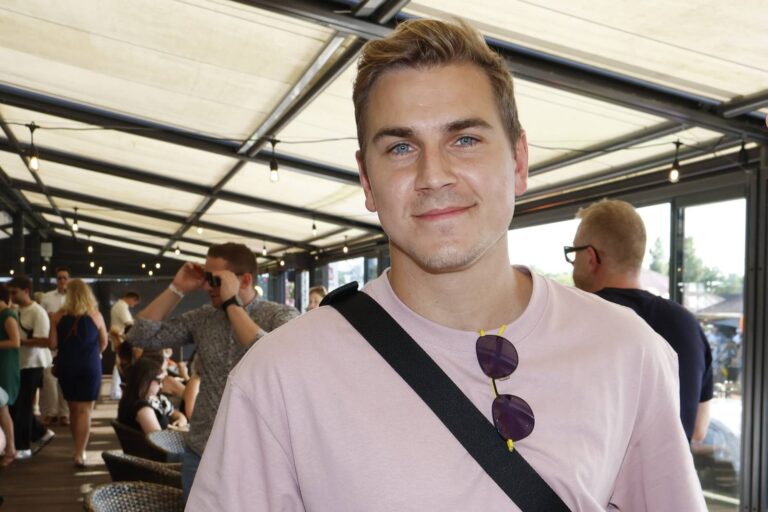 David Gránský si postavil vysněnou vilu za Prahou. Modernímu interiéru dominují velká okna, kámen a samet