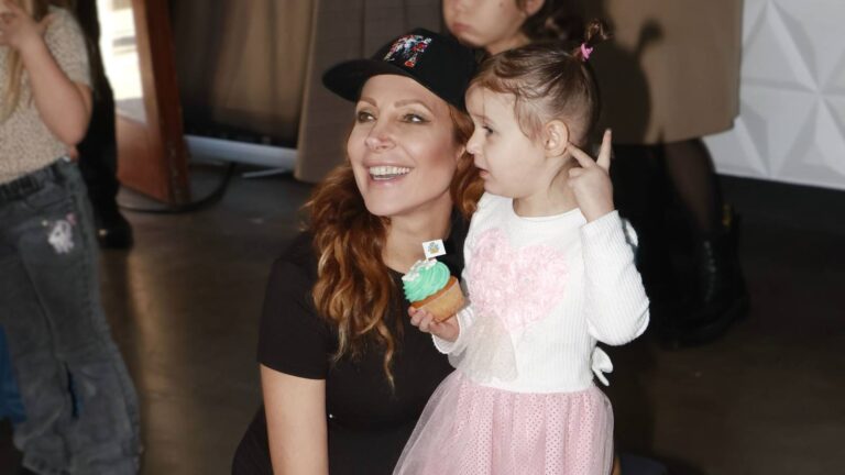 Jsem jak dvojitý mlékařský vůz, říká Olga Lounová. Slaví 45 a krom novorozené Vivien kojí i tříletou Arianne