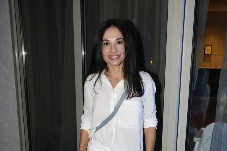 Michaela Kuklová si za Prahou postavila chalupu z pohádky. Sama vozila trámy a štukovala stěny