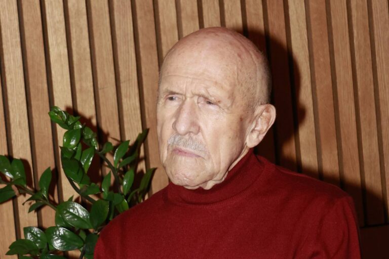 Petr Nárožný si v Třeboni pořídil netradiční bydlení. Z okna se dívá na hřbitov a nemůže si to vynachválit