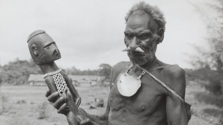 Miliardářský dědic Michael Rockefeller odmítl kariéru a odjel za lidojedy. Před 65 lety beze stopy zmizel