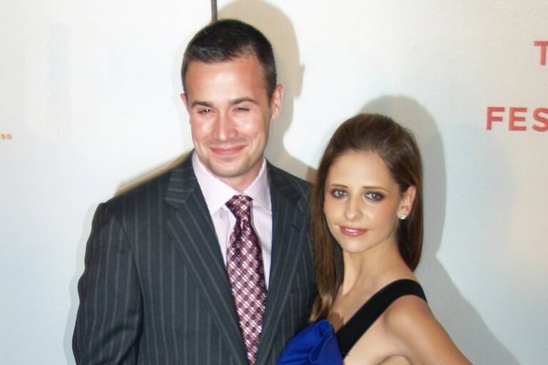 Freddie Prinze Jr. slaví 50. Idol z devadesátek má dnes šediny, ale jeho vyzývavý pohled se nezměnil