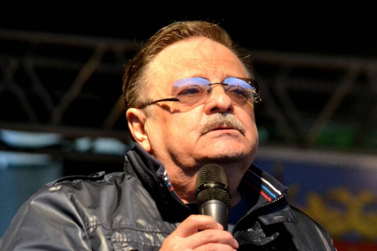 Petr Spálený slaví 82 let. Jeho nejslavnější hit ovládl stadion v Tokiu díky dojemnému gestu vnuka