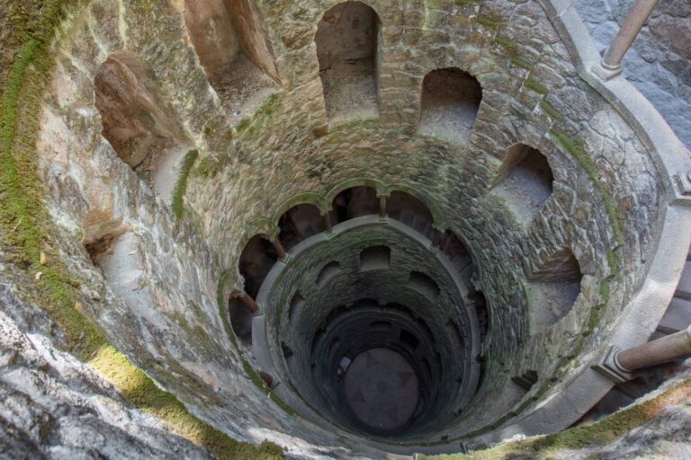 Středověcí rytíři, zednářské symboly a utajené obřady. Obrácená věž v Sintře klesá do třicetimetrové hloubky