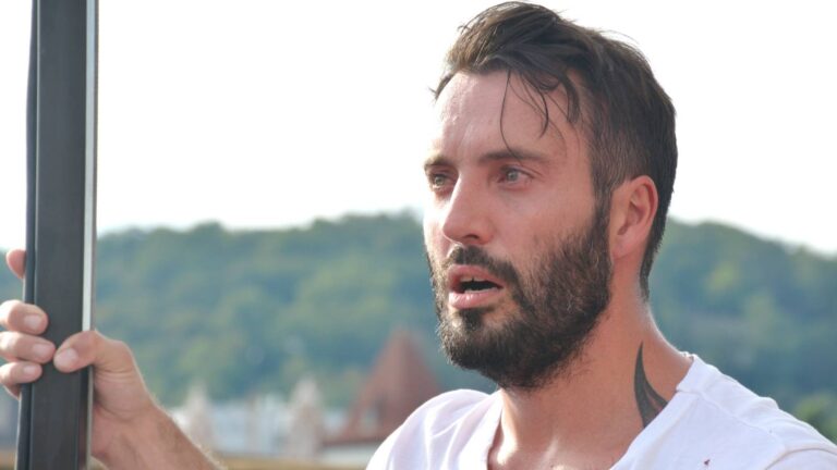 Václav Noid Bárta získal zpět chalupu svého dětství. Vlastnoručně ji opravuje a na zahradě buduje farmu