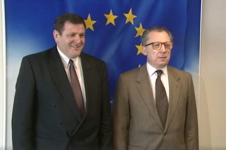 Vladimír Mečiar odtajnil interiér své luxusní vily Elektra. Mramor, masivní nábytek a obří sedačka