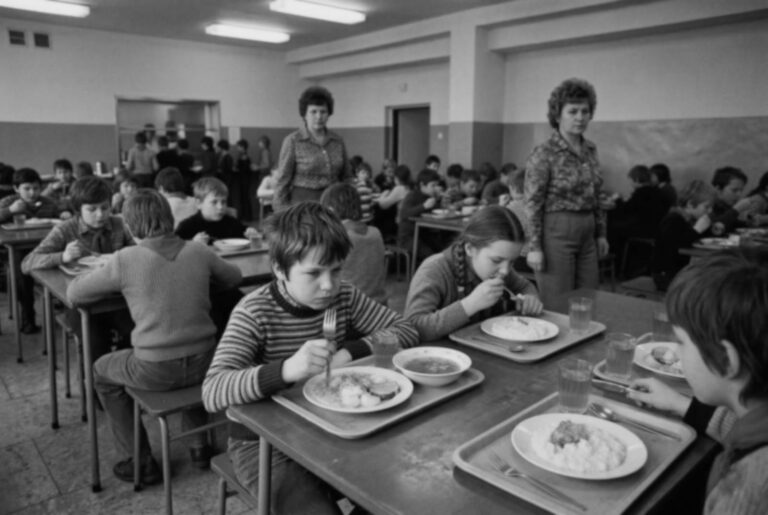 Školní jídelny za socialismu: Nucení dojídat, strach z plíček na smetaně a milované buchtičky se šodó