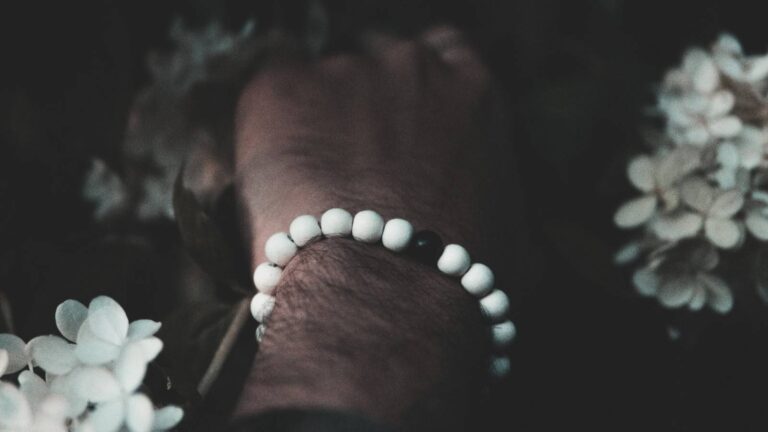 Místo hrobů barevné perly za dvacet tisíc. Jihokorejci přeměňují popel zesnulých příbuzných na korálky