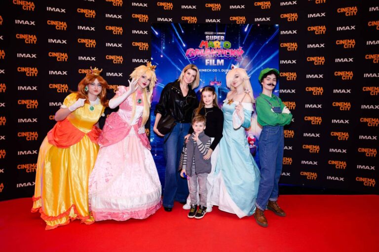 Děti slavných vyrazily do kina. Kohákův syn nezapře tátu, nechyběly ani děti Mesárošové či Abbasové