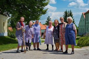 Jindřiška Kikinčuková - na snímku třetí zleva, Babovřesky 3, FOTO: © Falcon, distr. TV Nova