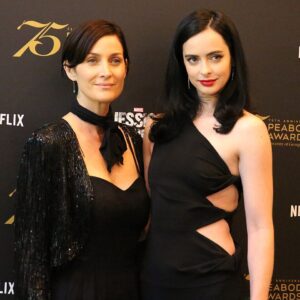 Carrie-Anne Moss (2016). FOTO: (Photo/Jana Lynn French/ Peabody, jjlynnf@gmail.com in New York City, New York o, CC BY 2.0, via Wikimedia Commons