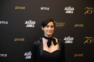 Carrie-Anne Moss (2016). FOTO: (Photo/Jana Lynn French/ Peabody, jjlynnf@gmail.com in New York City, New York o, CC BY 2.0, via Wikimedia Commons