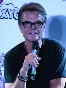 Harry Hamlin (2023). FOTO: John Manard forSuper Festivals/Galaxy Con from Ft. Lauderdale, USA, CC BY 2.0, via Wikimedia Commons